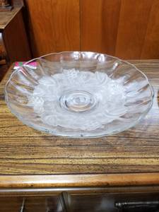 lot 7586 image: 1 Platter with Fogged Grapes