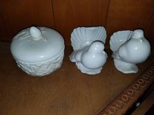 lot 7590 image: Lot pf 3 White Decor Pieces. 2 Doves . 1 Candle jar