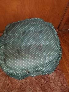lot 7592 image: Lot of 4 Green Seat Cushions