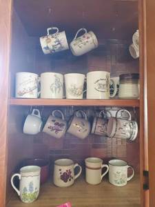 lot 7599 image: Lot of Coffee Cups