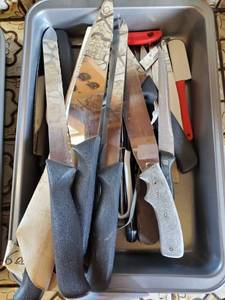 lot 7603 image: Lot of Knives and Misc Kitchen Utensils 35 Pieces