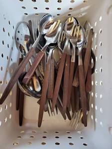 lot 7604 image: Lot of Vintage Wooden Handle Silverware 28 Pieces