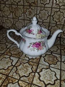lot 7623 image: Vinatge Floral Teapot