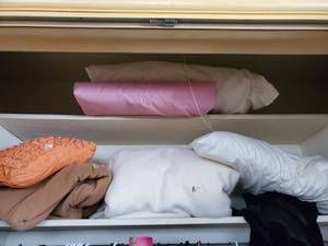 lot 7637 image: Lot of Blankets & Pillows