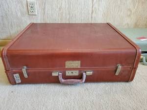 lot 7639 image: Royal Travelier Suitcase