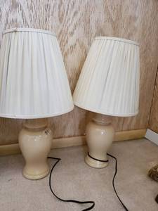 lot 7644 image: Set of Beige Creme Lamps