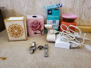 lot 7653 image: Lot Knitted Tissue Boxes and Misc Awesomeness