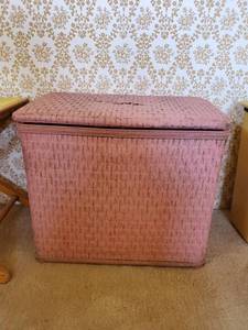 lot 7658 image: Pink Hamper