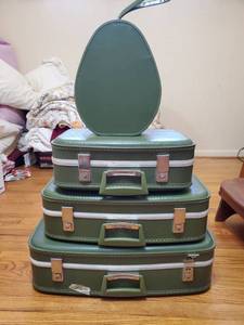lot 7671 image: Lot of 4 Avacado Green Vintage Luggae