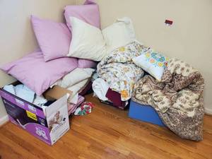 lot 7675 image: Mega Lot of Blankets and Pillows