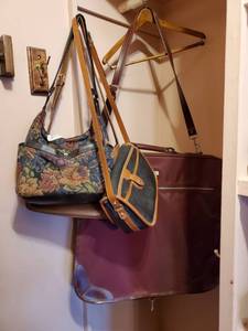 lot 7690 image: Lot of Bags