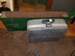 lot 7739 image: Lot of 2 Vintage Cases. 1 Suitcase. 1 Peg Box