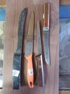 lot 7749 image: Lot of 4 Knives