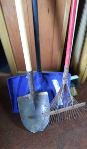 lot 7786 image: Lot of 5 Yard Tools Rake, Shovels Brooms