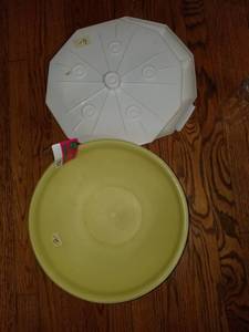 lot 7804 image: 2 Tupperware bowl and one vintage vegetable tray