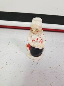 lot 1447 image: Pepper shaker