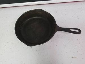 lot 1454 image: Cast iron skillet