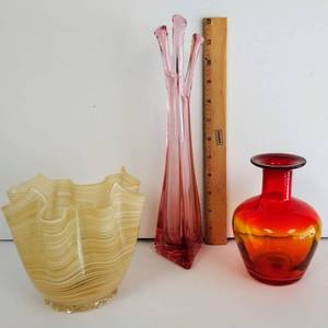 lot 50 image: 3 Elegant Blown-Glass Vases