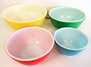lot 52 image: 1940s Pyrex Primary Mixing Bowl Set