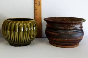 lot 56 image: Olive Green McCoy Ribbed Pot Planter # 685  Signed Planter