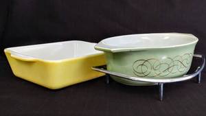 lot 58 image: 2 Vintage Pyrex   Sage Scroll 1� Quart Oval Casserole Dish & Primary Yellow Dish