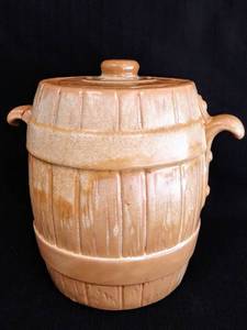 lot 77 image: Frankoma Pottery  Barrel Cookie Jar  # 97 V