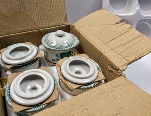 lot 105 image: Set of 4  Green Heart Design Soup Cups wLids  NEW