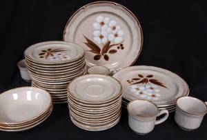 lot 119 image: Stoneware dishes Lot