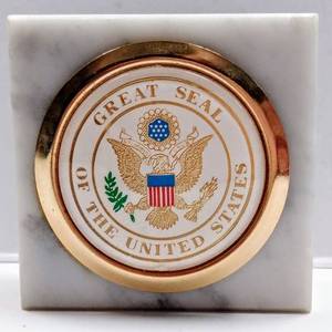 lot 138 image: Great Seal of The United States on Marble   Desk Paperweight