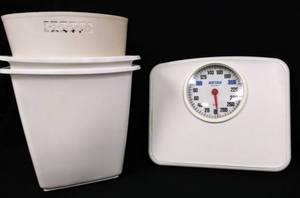 lot 141 image: Bathroom Scale & 3 Small Trashcans