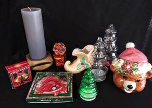 lot 161 image: Christmas Decor