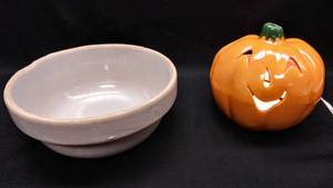 lot 190 image: Adorable Ceramic Pumpkin Light & Bonus Crock Style Bowl