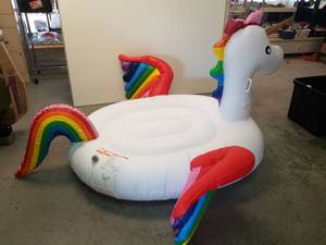 lot 1470 image: Inflatable unicorn 2-person