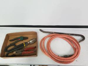 lot 1489 image: Air hose, crowbar and cutters
