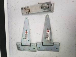 lot 1490 image: Hinges and a latch