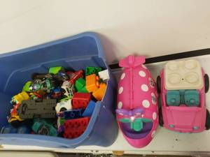lot 1493 image: Tub of toys