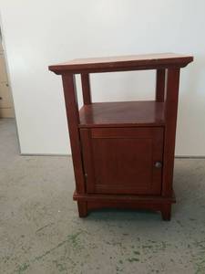 lot 1496 image: Cute little end table with cabinet