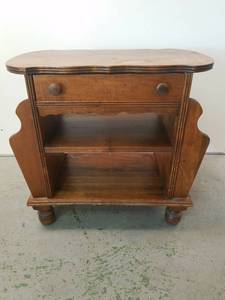 lot 1498 image: cool end table with magazine holders
