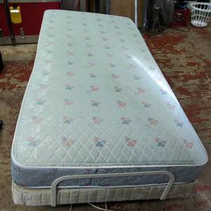 lot 49 image: Simmons Adjustable Twin Size Bed