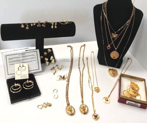 lot 36 image: Lot of Gold Toned Jewelry  Romantic & Old-Fashioned Vibe