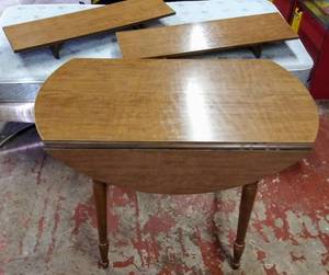 lot 42 image: Vintage Circle to Oval  Drop Leaf Table w 2 Leafs