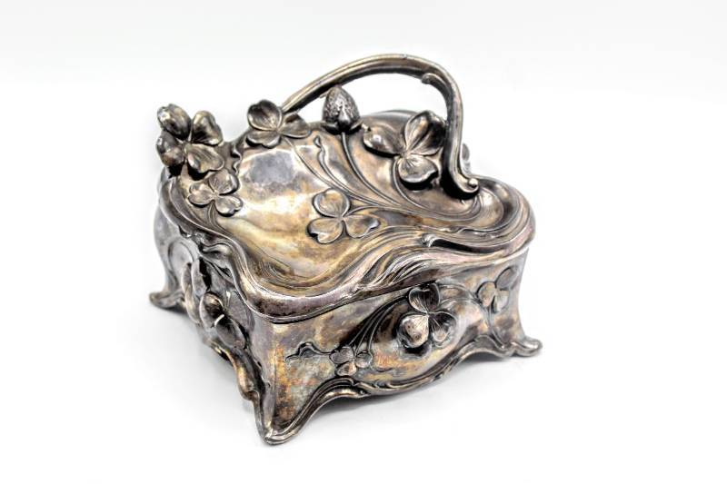 洋書（ヴィンテージ）：Antiques and Jewelry Designs Antique Vintage Silverplate Footed Jewelry Box 