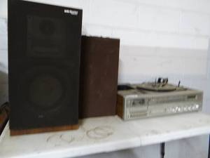 lot 681 image: Vintage Stereo System w 4 Speakers