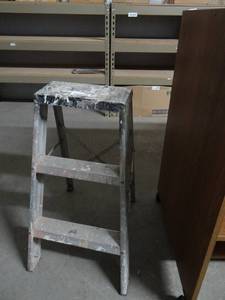 lot 690 image: Aluminum Step Ladder