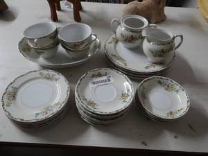 lot 699 image: Beautiful China Set