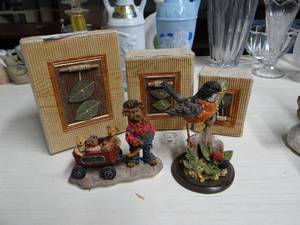 lot 712 image: Decorative Boxes and 2 Figurines
