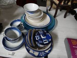 lot 752 image: Lot of Blue Dishes