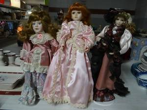 lot 753 image: Lot of 3 Porcelain Dolls w Stands