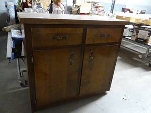 lot 757 image: Free Standing Cabinet w Shelves and Drawers
