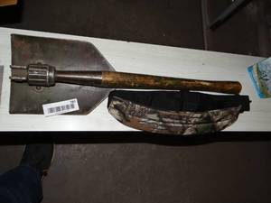 lot 780 image: Folding Shovel